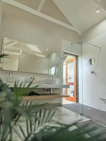 Modernes Badezimmer mit großer Dusche und eleganter Einrichtung