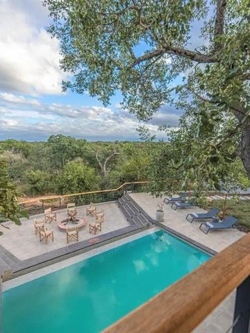 Terrasse mit Infinity-Pool und Blick auf die Bäume der Savanne