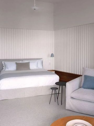 Gemütliches Hotelzimmer mit Kingsize-Bett und eleganter Dekoration