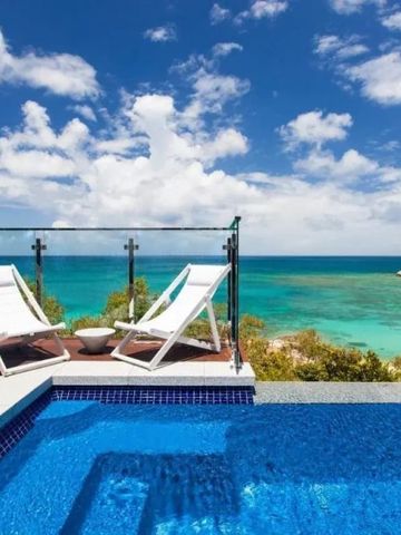 Infinity-Pool mit Blick auf den Ozean und Liegestühlen