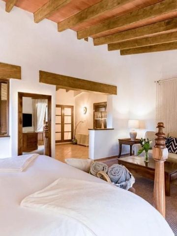 Offene Schlafzimmerecke mit großzügiger Holzbalkendecke