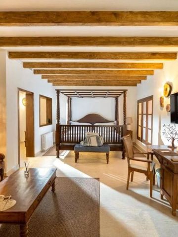 Elegantes Zimmer mit Holzbalkendecke und stilvollen Möbeln im LJs Ratxó