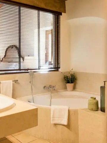 Gemütliches Badezimmer mit Badewanne und natürlichen Materialien