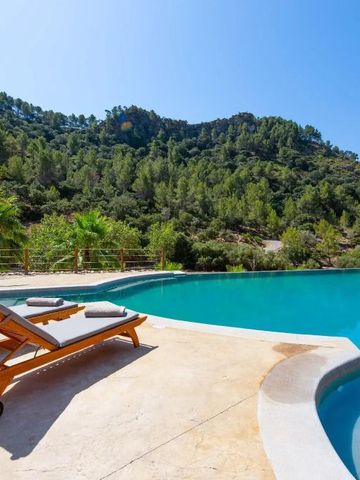Infinity Pool mit Blick auf die umliegende Natur und Liegestühlen
