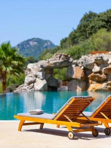 Außenpool mit Liegestühlen und Blick auf die Berge