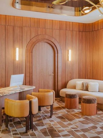 Warme, holzgetäfelte Rezeption mit modernen Akzenten