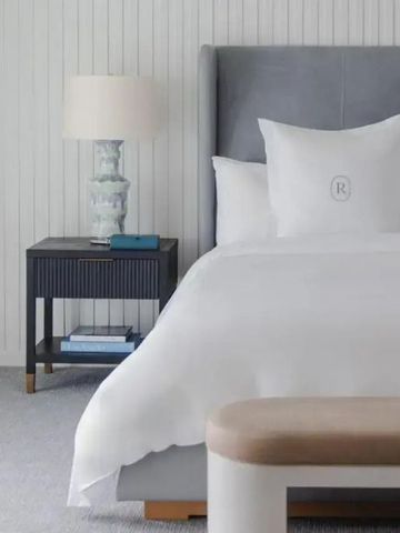 Elegantes Hotelzimmer mit weißem Bett und stilvoller Dekoration