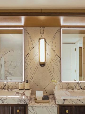 Doppelwaschbecken in einem stilvollen Badezimmer mit beleuchteten Spiegeln