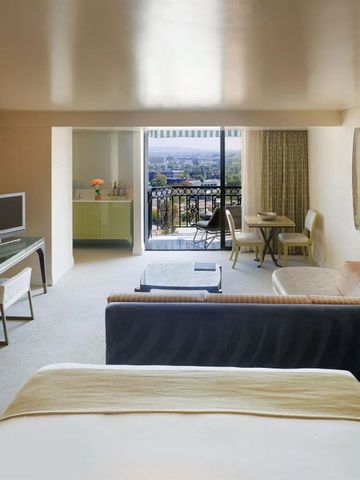 Großzügige Suite mit Balkon und stilvollem Interieur