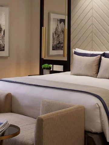 Elegantes Schlafzimmer mit großem Bett und edler Einrichtung