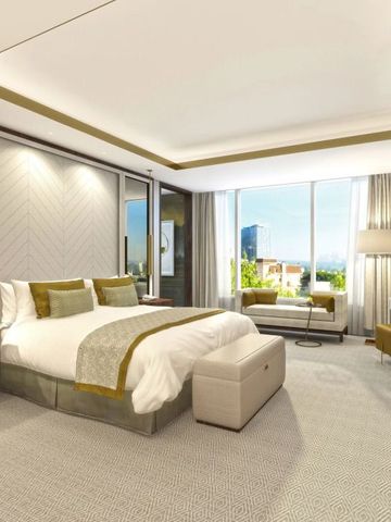 Luxuriöses Schlafzimmer in einer Suite mit großem Fenster und eleganter Dekoration.