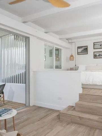 Lichtdurchflutetes Hotelzimmer mit modernem Design und Balkon