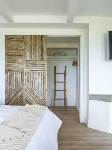 Zimmerdetail mit Holztüre und moderner Einrichtung