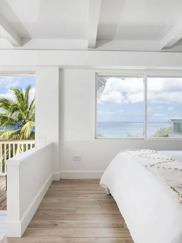 Helles Zimmer mit Meerblick und Balkon