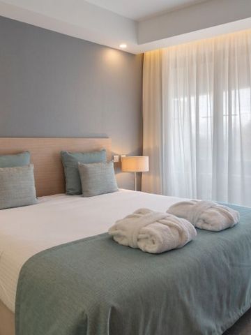 Hell eingerichtetes Hotelzimmer mit blickdichten Vorhängen und einladendem Ambiente.