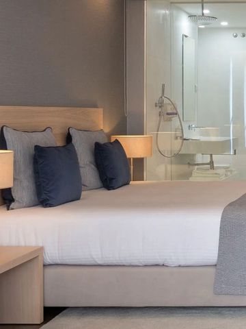 Hotelzimmer mit gemütlichem Doppelbett und modernem Design.
