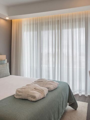 Elegantes Hotelzimmer mit modernem Design und weichen Farbtönen