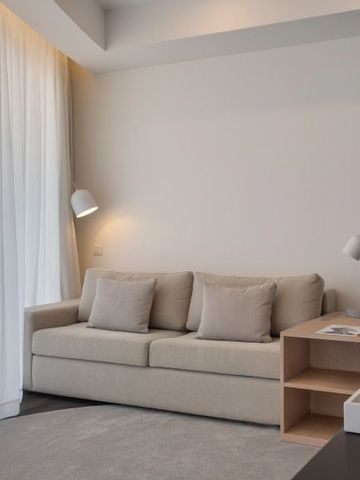 Gemütlicher Wohnbereich mit bequemer Couch und stilvollem Dekor