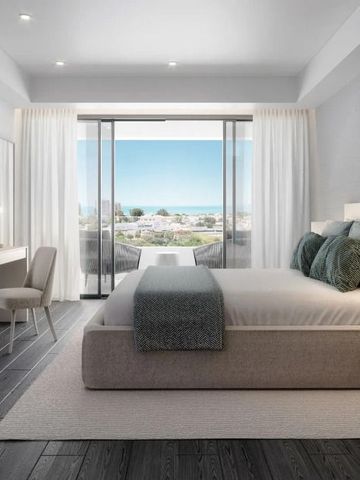 Helles Hotelzimmer mit Panoramafenster und Blick auf die Umgebung