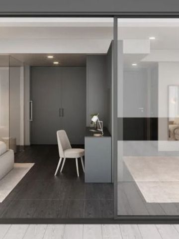 Luxuriöse Hotelsuite mit Arbeitsbereich und Spiegeln