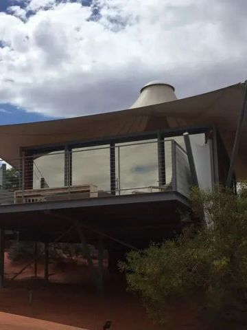 Modernes Zeltvilla-Design mit markanten Dachstrukturen