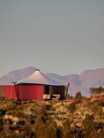 Luxuriöse Zeltunterkunft mit Blick auf die umliegende Landschaft und die Berge