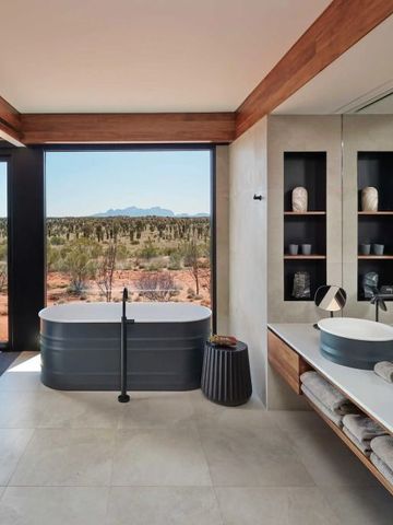 Modernes Badezimmer mit Badewanne und Blick auf die Wüstenlandschaft