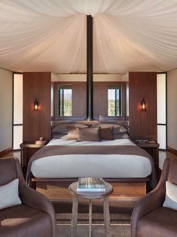 Luxuriöses Zeltzimmer mit Doppelbett und eleganter Dekoration