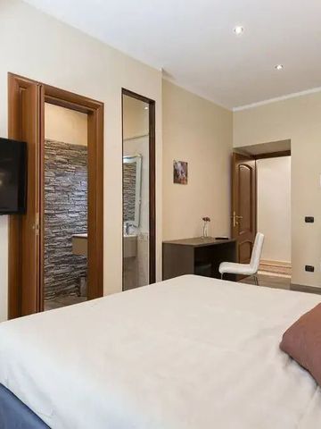 Zimmer mit Doppelbett, Schreibtisch und Flachbildfernseher