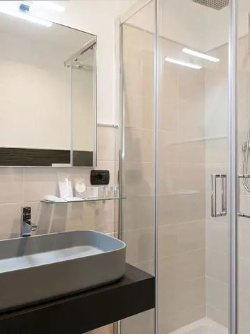 Modernes Badezimmer mit Glasdusche und stilvollem Waschtisch