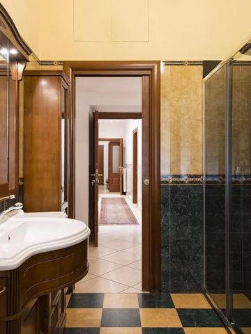 Elegantes Badezimmer mit Holzdetails und großer Dusche