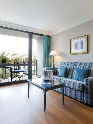 Zimmer mit Balkon und Blick auf Palmen