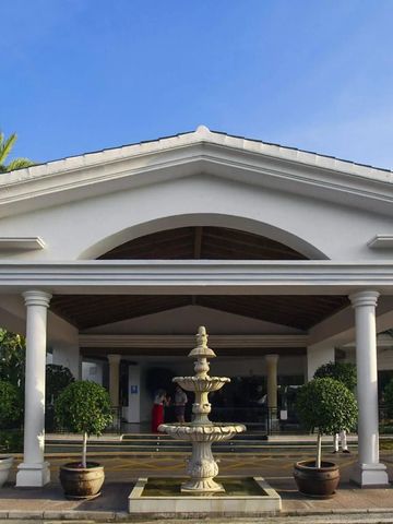 Eingangsbereich des Hotels mit Springbrunnen und symmetrischer Säulenarchitektur