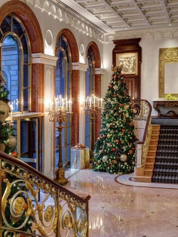 Festlich geschmückte Lobby des Lotte New York Palace mit prächtigen Treppen und Dekorationen