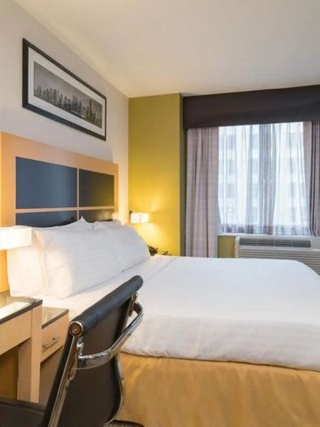 Komfortables Doppelzimmer mit modernem Dekor und einem großen Fenster