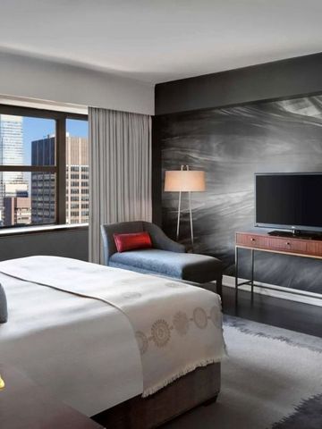 Modernes Zimmer mit stilvollem Dekor und Blick auf die Skyline von New York