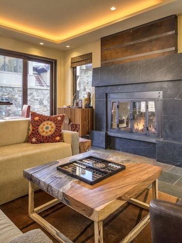 Gemütliche Lounge mit Kamin und Sitzbereich