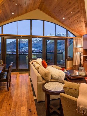 Wohnbereich mit Holzdecke und Panoramablick durch große Fenster