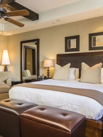 Schlafzimmer mit modernem Dekor und bequemen Möbeln