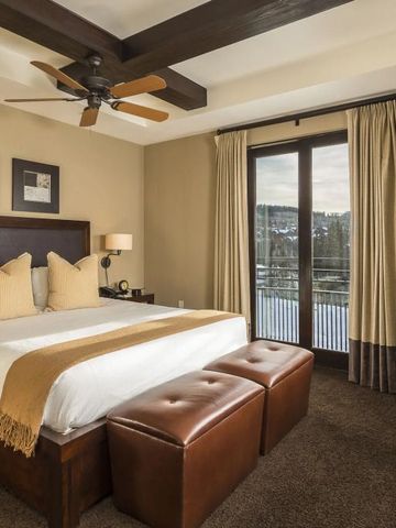 Geräumiges Schlafzimmer mit Balkon und klassischem Design im Lumiere by Dunton Hotel