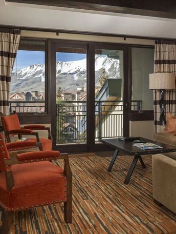 Komfortable Lounge mit Bergblick und stilvoller Einrichtung im Lumiere by Dunton Hotel