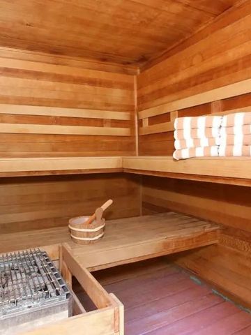 Holzsauna mit Bank und Saunaeimer