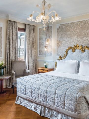 Geschmackvoll eingerichtete Suite mit luxuriösem Bett und stilvoller Einrichtung.