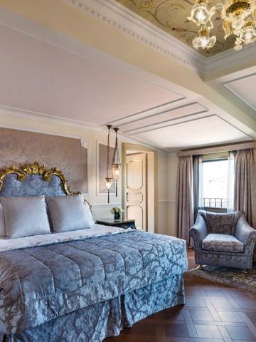 Elegantes Hotelzimmer mit opulenten Kronleuchtern und luxuriösem Dekor.