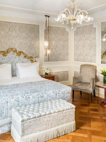 Elegant eingerichtetes Hotelzimmer mit hochwertigen Möbeln und Dekor.