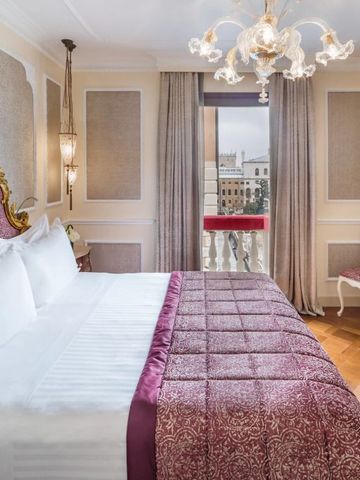 Stilvolles Schlafzimmer mit edlen Details und Stadtblick.