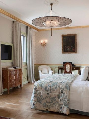 Klassisch eingerichtetes Zimmer mit antikem Touch und dezenter Beleuchtung.