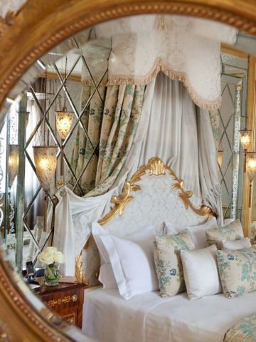 Spiegelbild eines kunstvoll gestalteten Bettes mit luxuriösen Details.