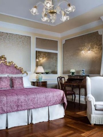 Elegantes Hotelzimmer mit luxuriösem Doppelbett und stilvoller Einrichtung