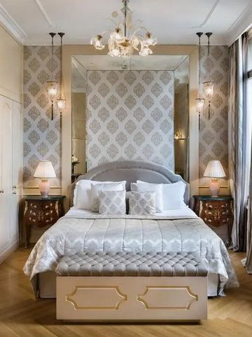 Stilvolles Schlafzimmer mit modernem Dekor und großen Spiegeln